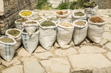 Satılık kuru otlar. Doğu bitkisel ın Bazaarı.