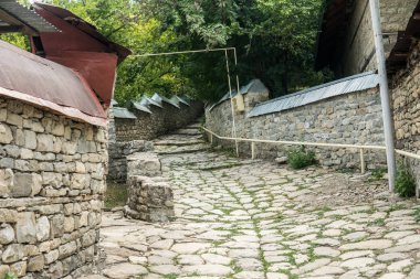 Boş eski vintage taş yol veya merdiven