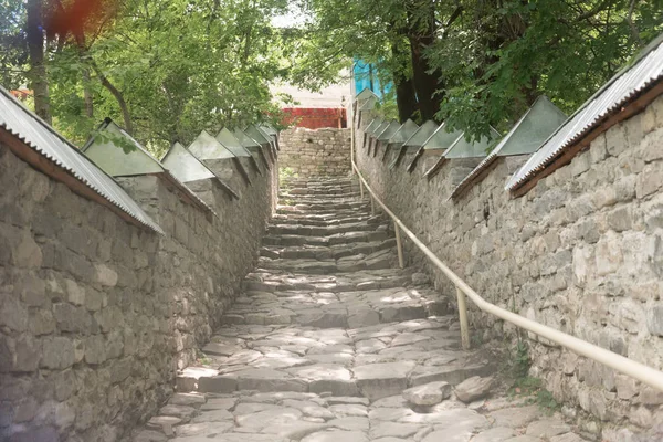 Vazio estrada de pedra vintage velha ou escadaria — Fotografia de Stock