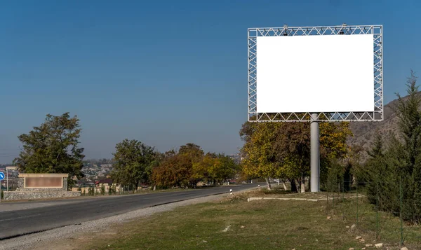 Пустой рекламный знак по пустому шоссе через горный ландшафт . — стоковое фото