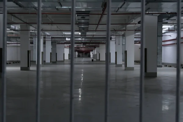 Estacionamiento vacío garaje subterráneo interior con cartelera en blanco —  Fotos de Stock