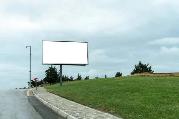 Пустой рекламный щит на улице против твердого облачного неба . — стоковое фото