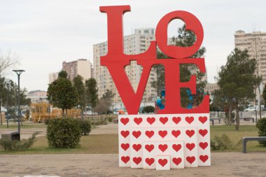 Aşk heykel bir park.