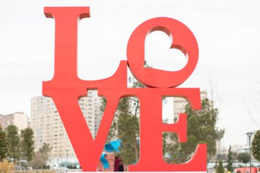 Aşk heykel bir park.