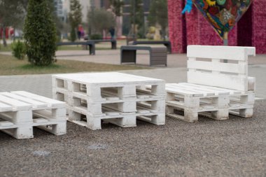 Palet nakliye kargo servis talepleri için oturma yapılmış ahşap Bank. Yaratıcı açık kafe tablo ve banklar.