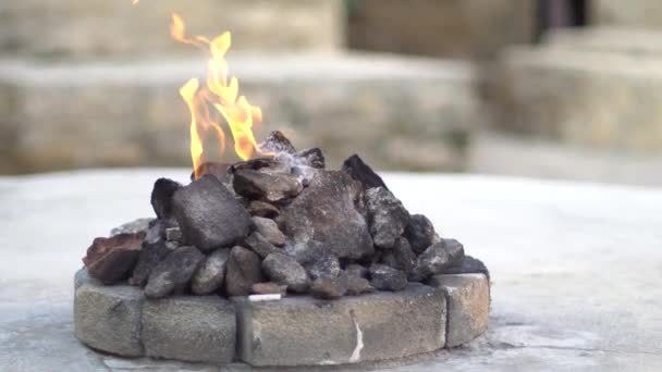 Templo de fuego rebelde zoroastriano. Fuego ardiendo para siempre el gas está saliendo de la tierra . — Vídeo de stock