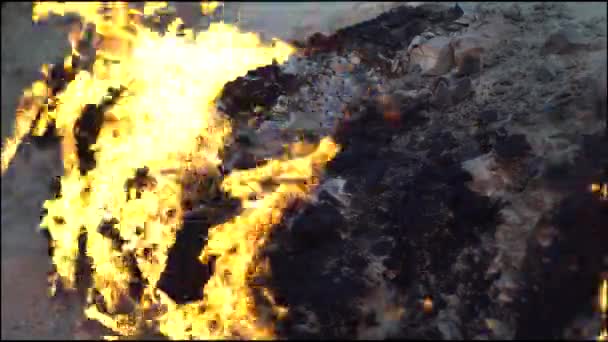 Naturlig bränna marken. Burning naturgas från underground. — Stockvideo