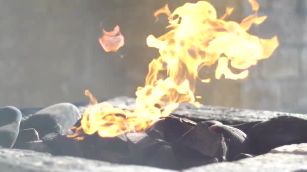 Zarathustrianka náboženské ohnivý chrám. Oheň hoří navždy plyn jde ven ze země. — Stock video