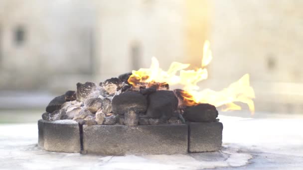 Świątynia Ognia religijnych Zoroastrianin. Ogień na dobre spalanie gazu wychodzi z ziemi. — Wideo stockowe