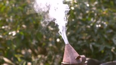 Kötü arılar püskürtüyor için arı yapımcısı Smoker cihaz veya aracı.