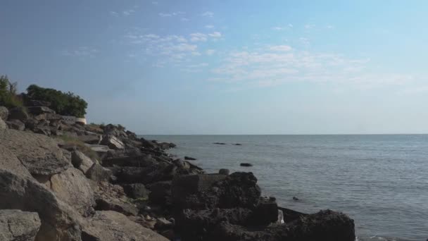 Sea and rocky stones on seashore. Sea and rock. — Stock Video