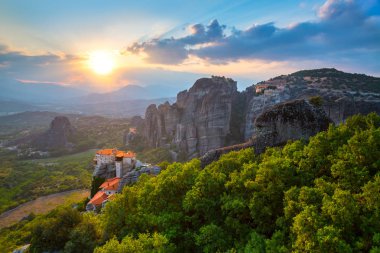 Dağ manzarası Meteora kayalar ve Manastırı