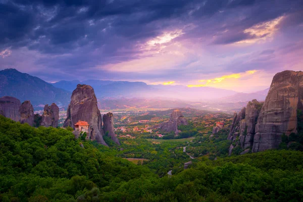 Dağ manzarası Meteora kayalar ve Manastırı