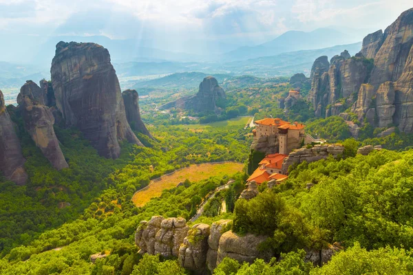 Paisaje de montaña con rocas de Meteora y monasterio — Foto de Stock