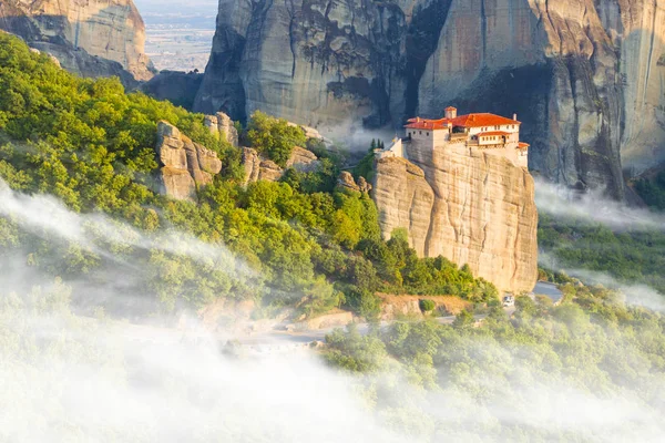 Paisaje de montaña con rocas de Meteora y monasterio — Foto de Stock