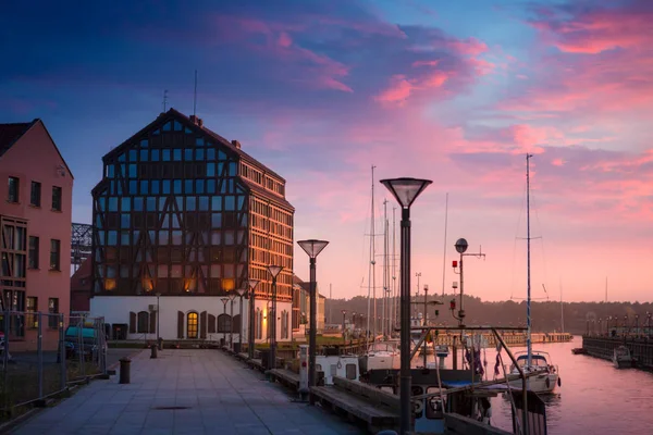 Klaipeda in der Nacht. Altstadt und Dänenfluss. Litauen — Stockfoto