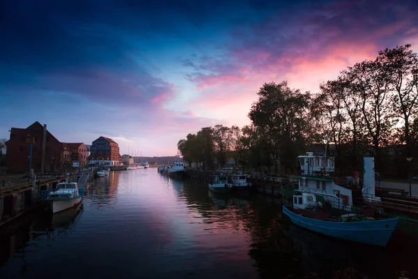 Klaipeda geceleri. Old Town ve Dane nehir. Litvanya