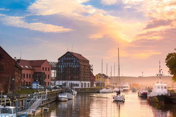 Klaipeda geceleri. Old Town ve Dane nehir. Litvanya