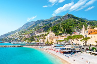 Amalfi cityscape İtalya Akdeniz'in sahil şeridi üzerinde