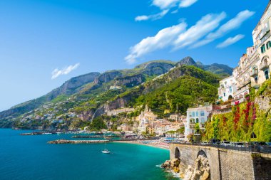 Amalfi cityscape İtalya Akdeniz'in sahil şeridi üzerinde