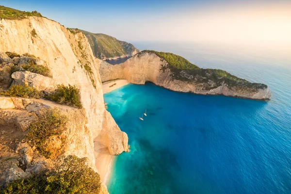 Batık plaj. Navagio Beach batımında Zakynthos, Yunanistan.