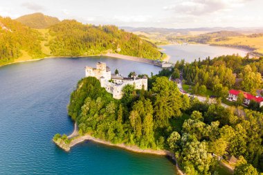 Niedzica Gölü Czorsztyn tarafından Ortaçağ Kalesi