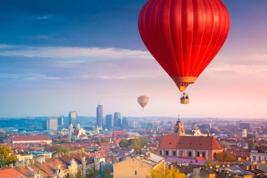 Vilnius üzerinde uçan sıcak hava balonları