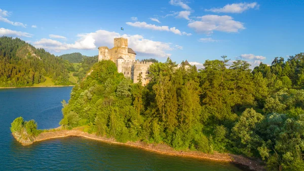 Středověký hrad v Niedzica tím jezero Czorsztyn — Stock fotografie