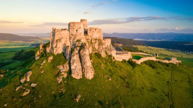 Gün batımında Slovakya Spissky Kalesi'nin harabe