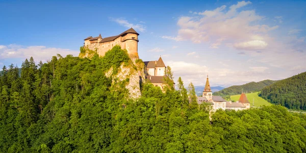 Veduta aerea del bellissimo castello di Orava all'alba — Foto Stock