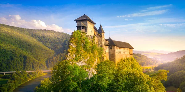 Veduta aerea del bellissimo castello di Orava all'alba — Foto Stock