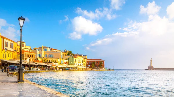 Vista do antigo porto de Chania, Creta, Grécia . — Fotografia de Stock