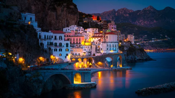 Nachtzicht van Amalfi op de kustlijn van de Middellandse Zee, Italië — Stockfoto