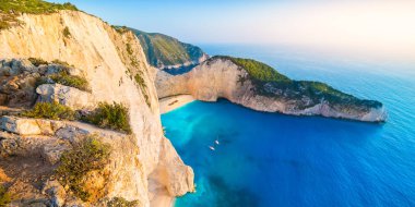 Batık plaj. Navagio Beach batımında Zakynthos, Yunanistan.