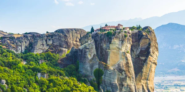 Paisaje de montaña con rocas de Meteora y monasterio — Foto de Stock