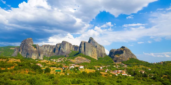Paisaje de montaña con rocas de Meteora y monasterio —  Fotos de Stock