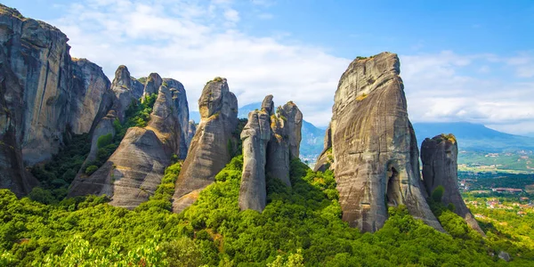 Paisaje de montaña con rocas de Meteora y monasterio —  Fotos de Stock