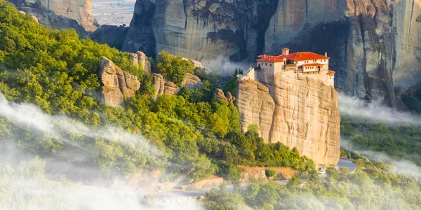 Paisaje de montaña con rocas de Meteora y monasterio — Foto de Stock