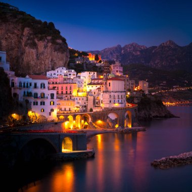 Akdeniz kıyılarındaki Amalfi 'nin gece görüşü, İtalya