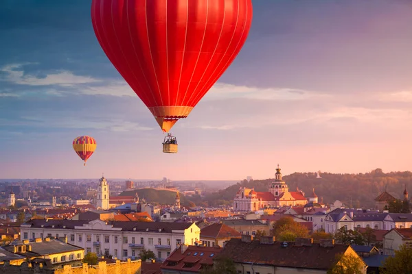 Globos de aire caliente volando sobre Vilna —  Fotos de Stock