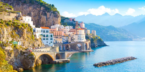 Amalfi cityscape İtalya Akdeniz'in sahil şeridi üzerinde — Stok fotoğraf