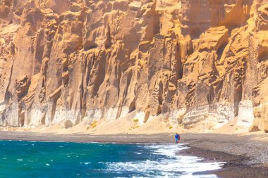Volkanik dağları ile güzel bir plaj. Vlychada beach, Santorini Adası