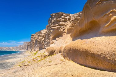 Volkanik dağları ile güzel bir plaj. Vlychada beach, Santorini Adası