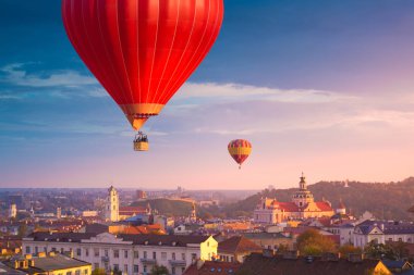 Vilnius üzerinde uçan sıcak hava balonları