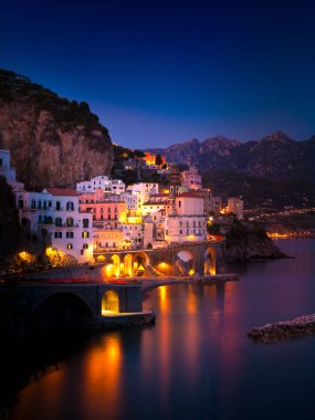 Akdeniz kıyılarındaki Amalfi 'nin gece görüşü, İtalya