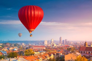 Vilnius üzerinde uçan sıcak hava balonları