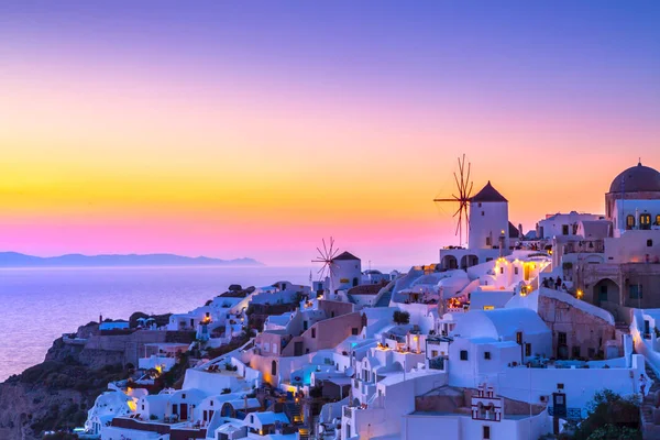Pohled na nejkrásnější ostrov Santorini vesnici Oia. — Stock fotografie