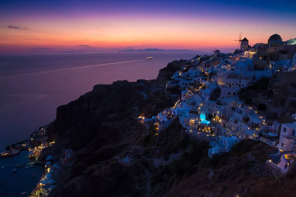 Veduta di Oia il più bel villaggio dell'isola di Santorini . — Foto Stock