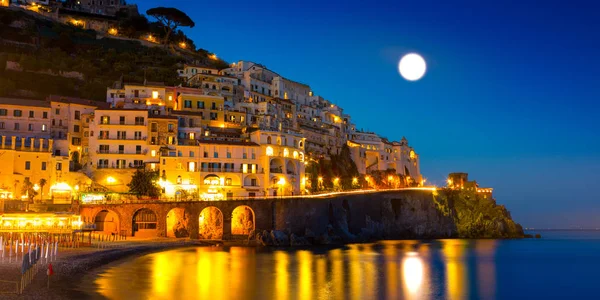 Widok nocy Amalfi na wybrzeżu Morza Śródziemnego, Włochy — Zdjęcie stockowe