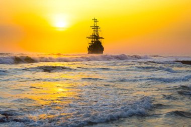 Eski gemi silueti günbatımı manzarası